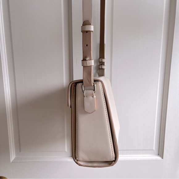 Cream Shoulder Bag with Golden Metal Clasp - Picture 4 of 16